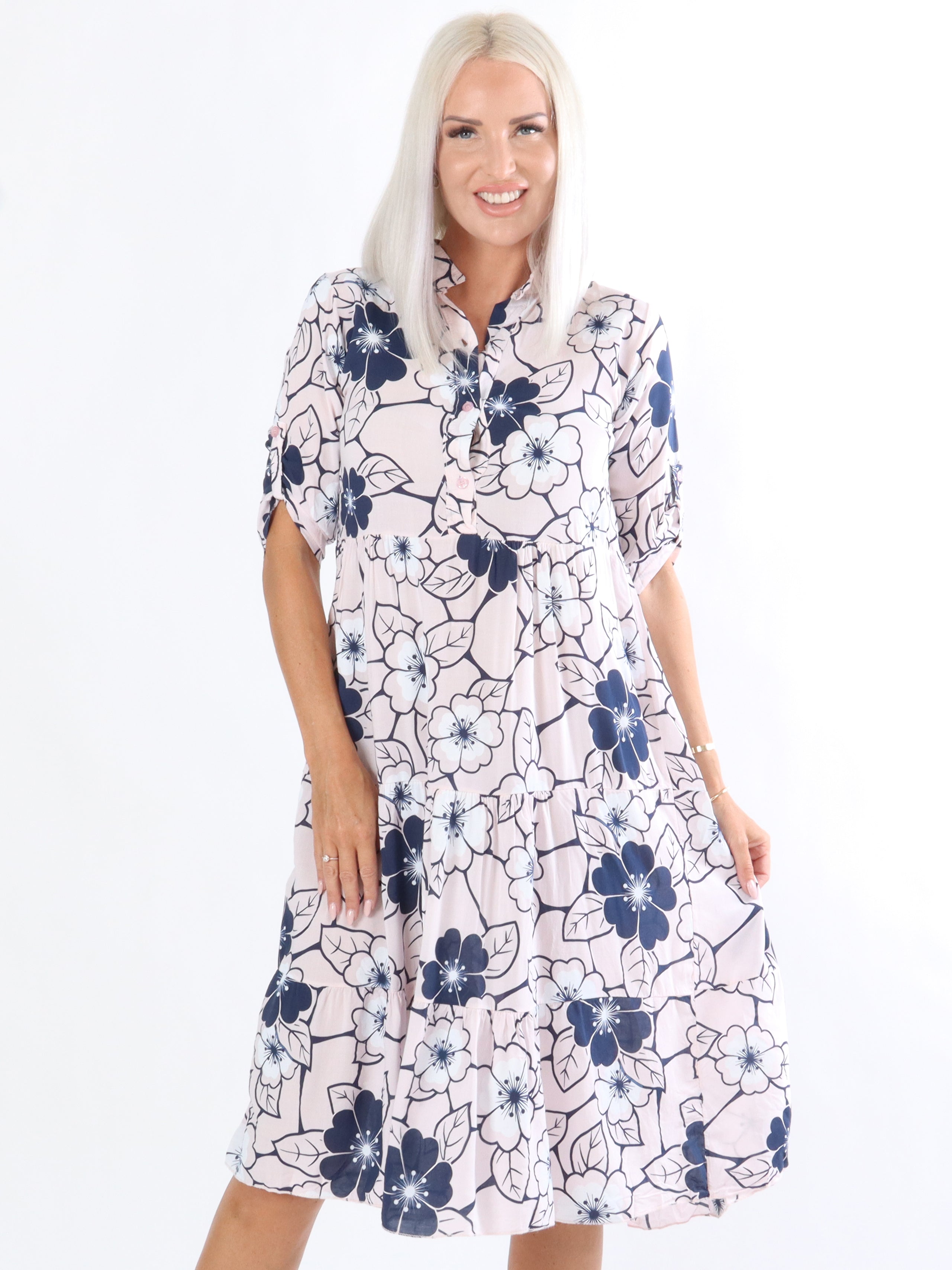 Darcy - Kjole med blomstermotiv i lag på lag look